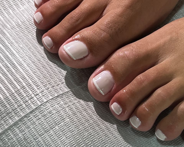 💎 Pedicuria + esmaltado semipermanente