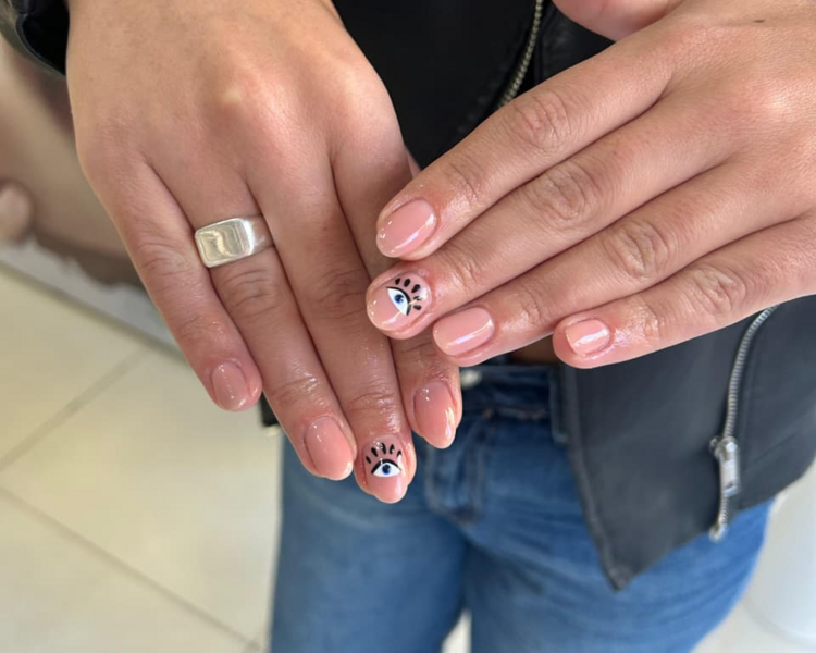 Manicuria con esmalte semipermanente 