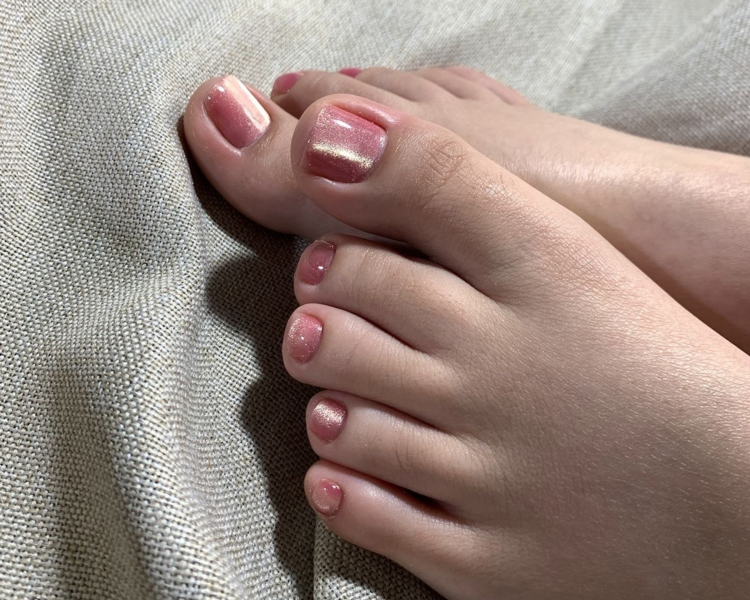 Pedicure con gel de ESPECIALIDAD, Incluye retiro si el gel se aplicó en Kiki nail bar.