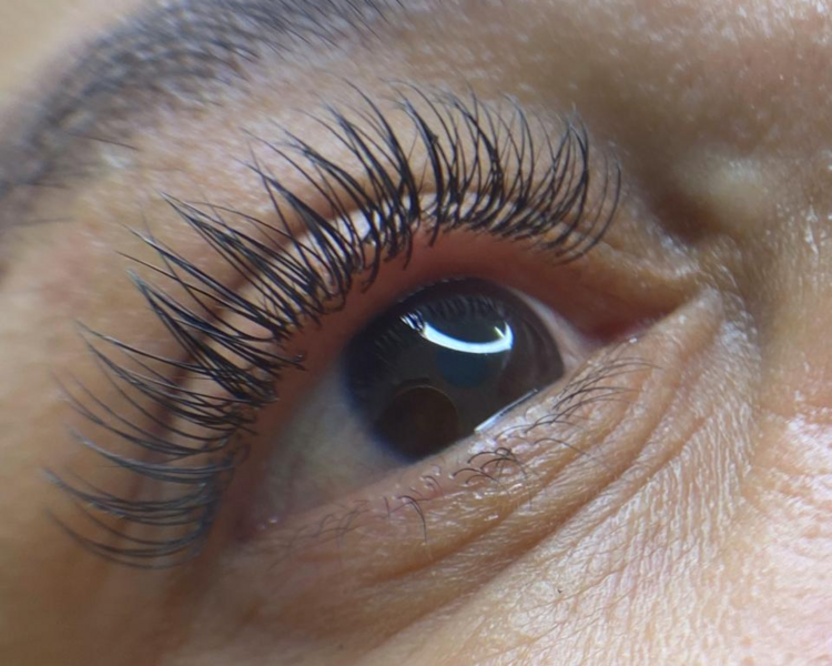 Pestañas pelo a pelo efecto natural