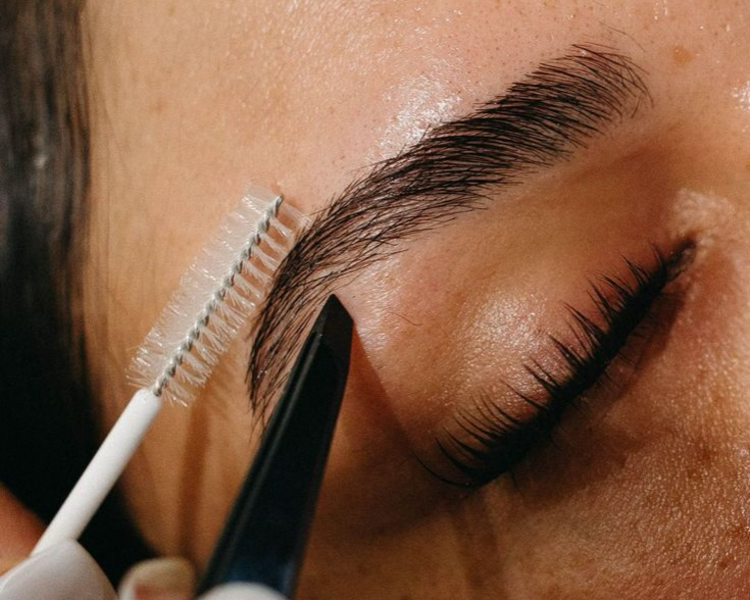 Laminado y perfilado de cejas