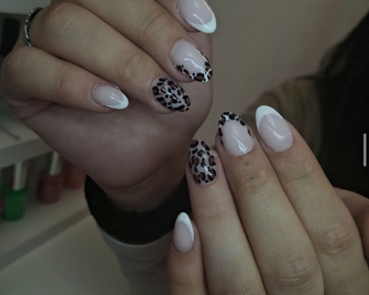 UÑAS ESCULPIDAS EN POLIGEL