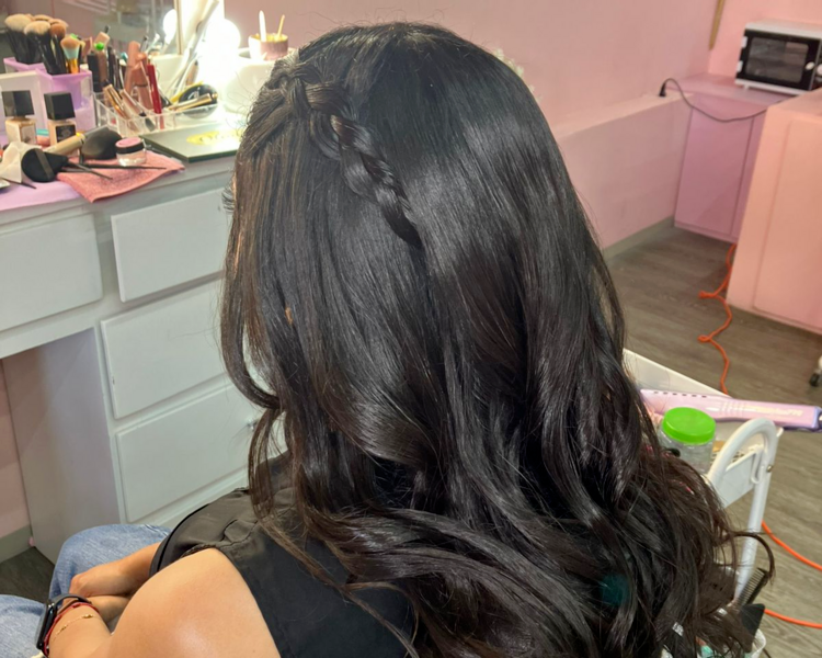 MAQUILLAJE SOCIAL CON CABELLO SEMI RECOGIDO