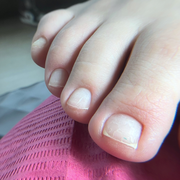 Pedicura sin esmalte con  hidratación de pedibombom 