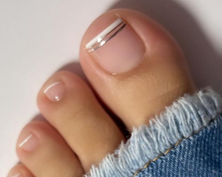 Pedicuría con semipermanente 