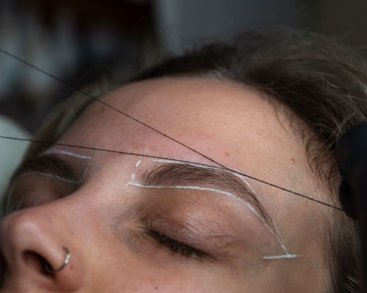 Diseño y Perfilado de cejas con hilo