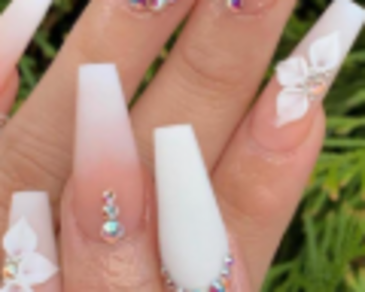 Extensión de uñas con acrílico 