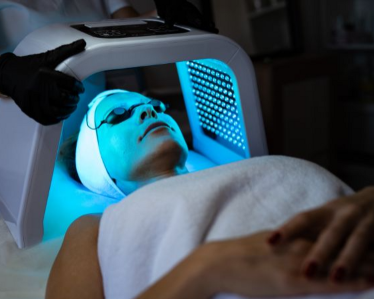 LIMPIEZA FACIAL PROFUNDA CON FOTOTERAPIA