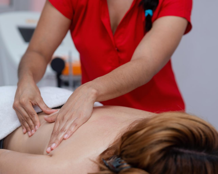 Masaje Relajante con compresas Tibias