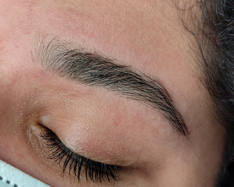 Perfilado de Cejas con hilo