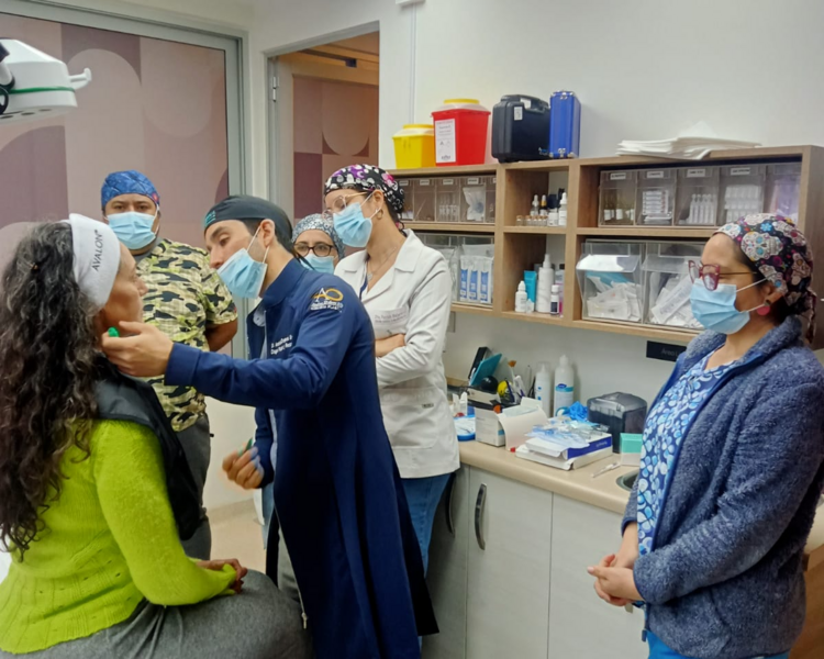 Bioestimulación híbrida (lenisna o juvelook) con mesoterapia (pinkglow o nctf135)