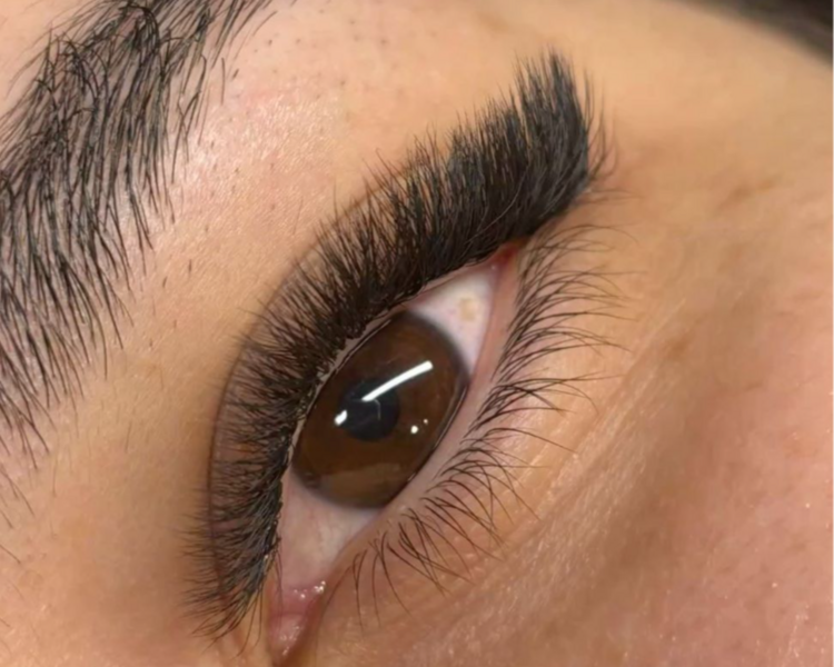 Montaje Pestañas Efecto Delineado