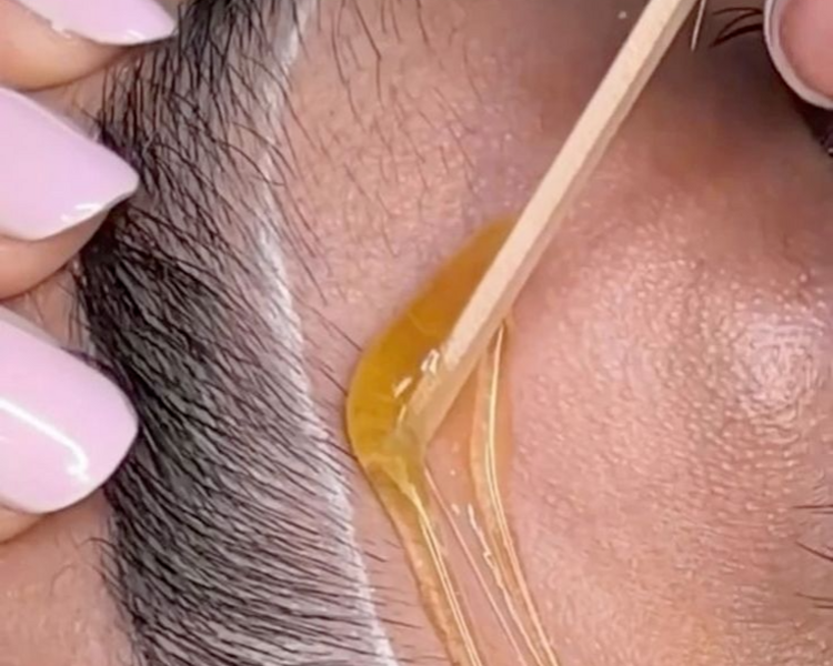 Diseño y depilación de cejas (cera o hilo)