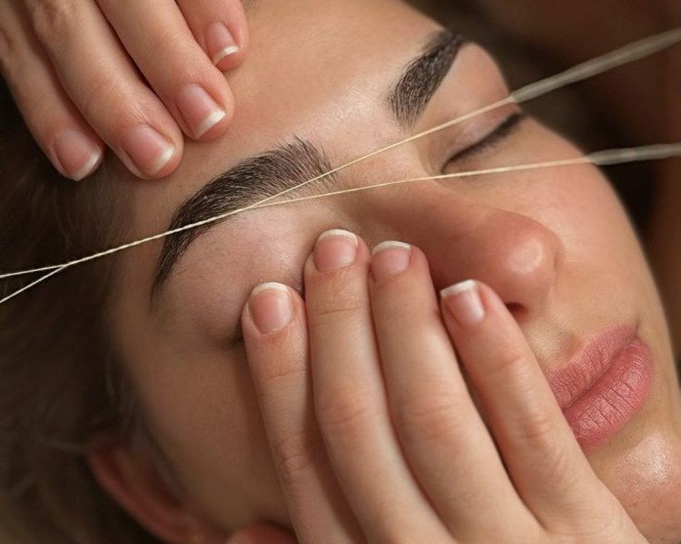 Diseño y depilación de cejas (cera o hilo)