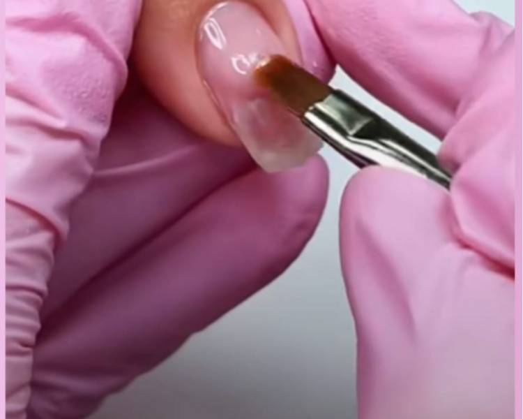 BAÑOS DE GEL + ESMALTADO PERMANENTE