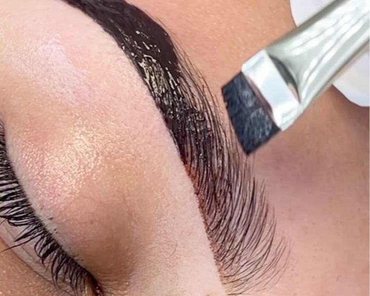 Pigmentación de cejas con Hena