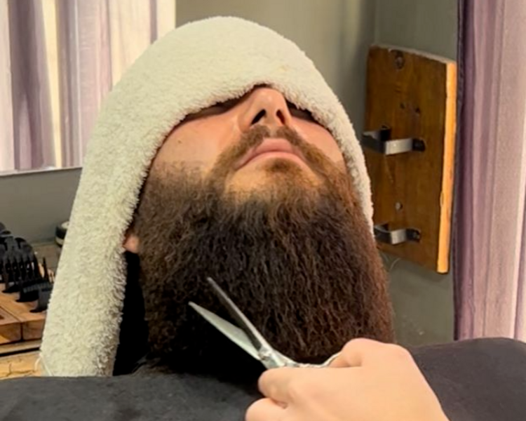 Arreglo de barba y afeitado con toalla caliente