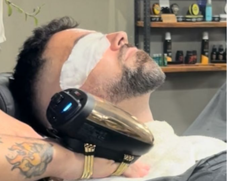 Corte, barba, cejas y masaje capilar (incluye lavado)