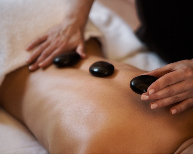 Masaje descontracturante con Reiki y piedras calientes