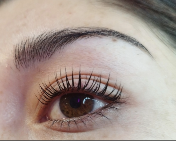 Perfilado de cejas con hilo