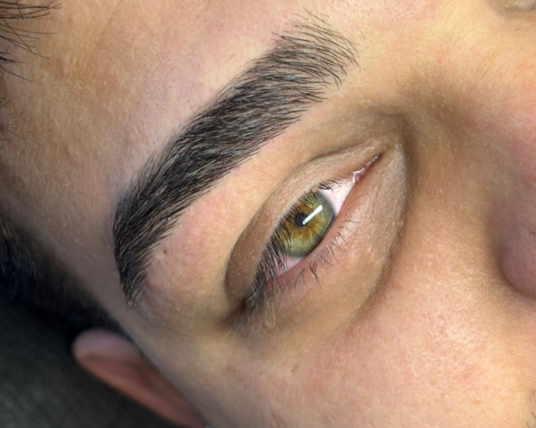 Diseño y depilación de cejas con hilo