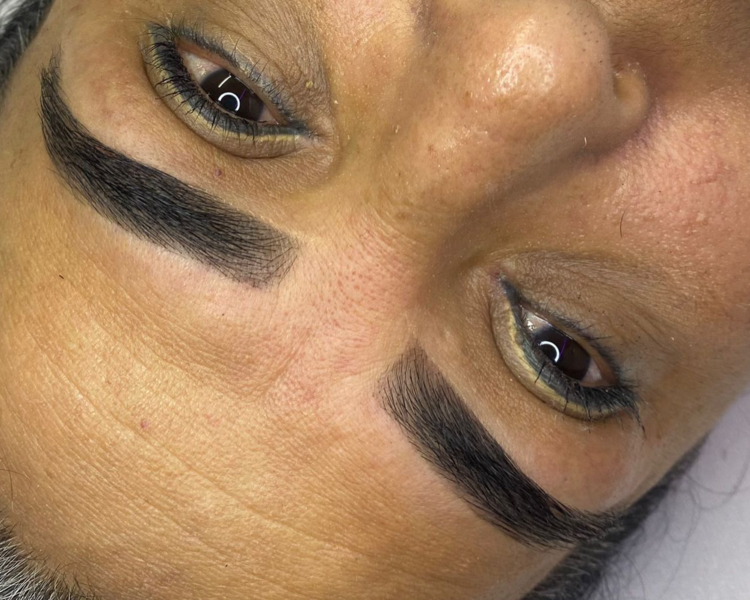 Depilación y sombreado temporal de cejas 