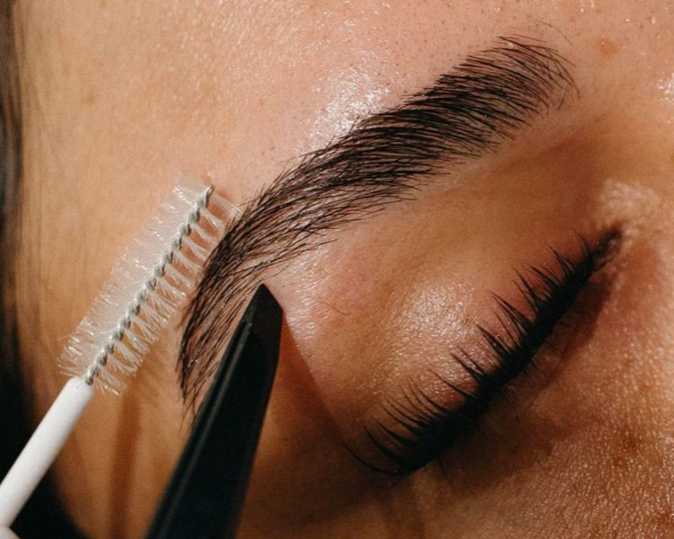 Perfilado de Cejas con Henna