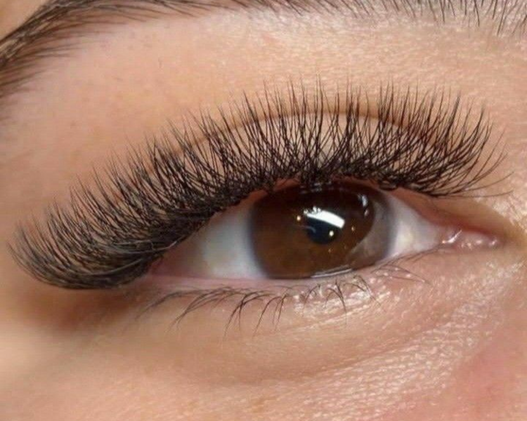 Extensiones de pestañas efecto Y o hibridas