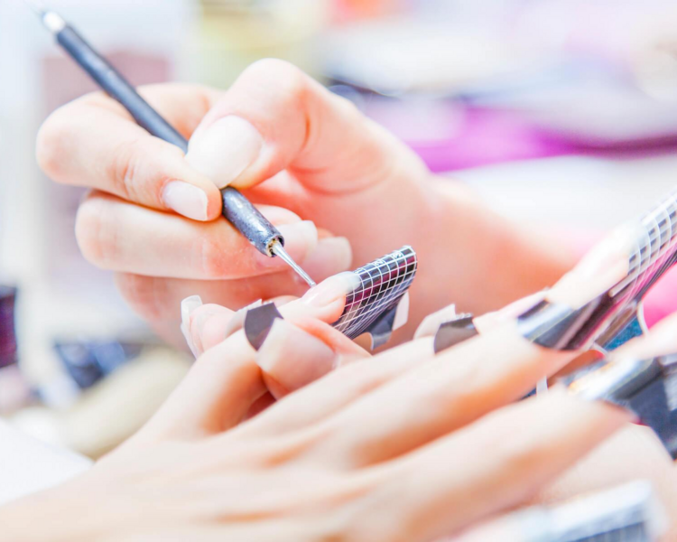 Forrado uña natural con acrílico.