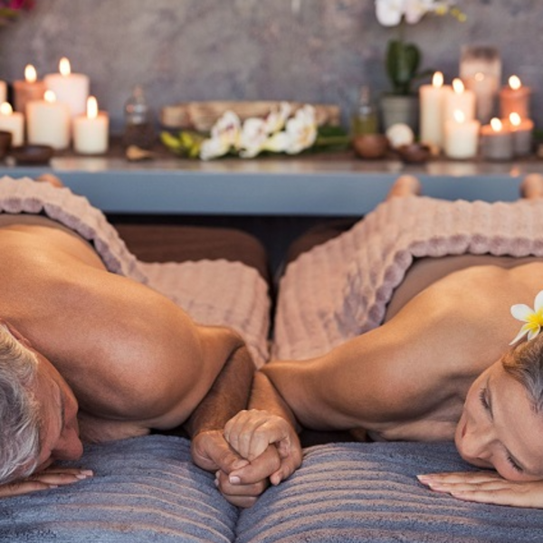 Masaje en Pareja (cuerpo completo) + Sauna + Botella de Vino 