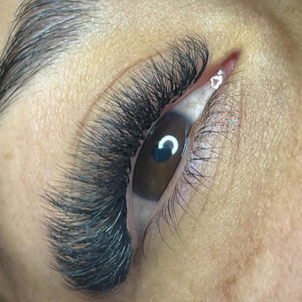 Extensiones de pestañas: Efecto Volumen tecnológico 