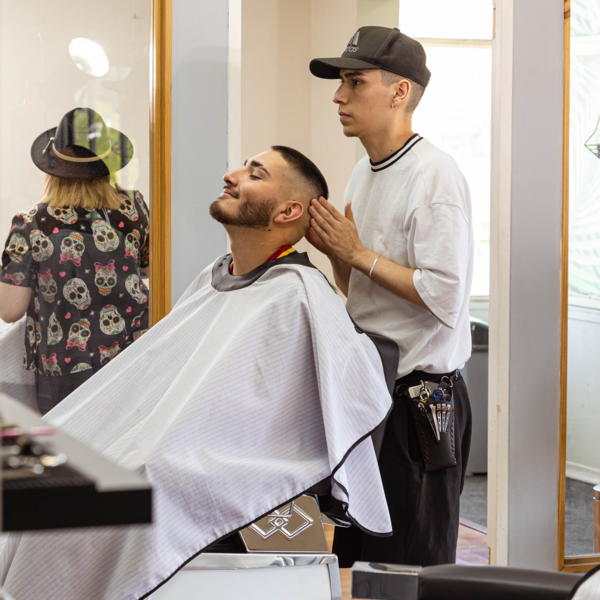 Corte de Cabello + Arreglo de barba con toallas calientes (opcional)