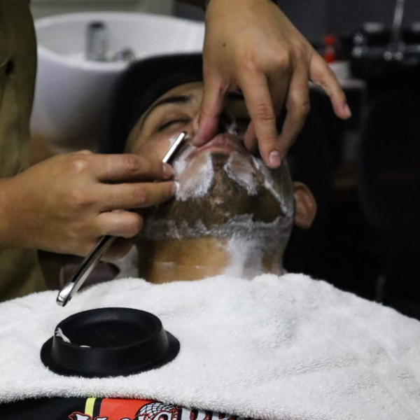 Corte + Afeitado de Barba Tradicional (Con toallas)