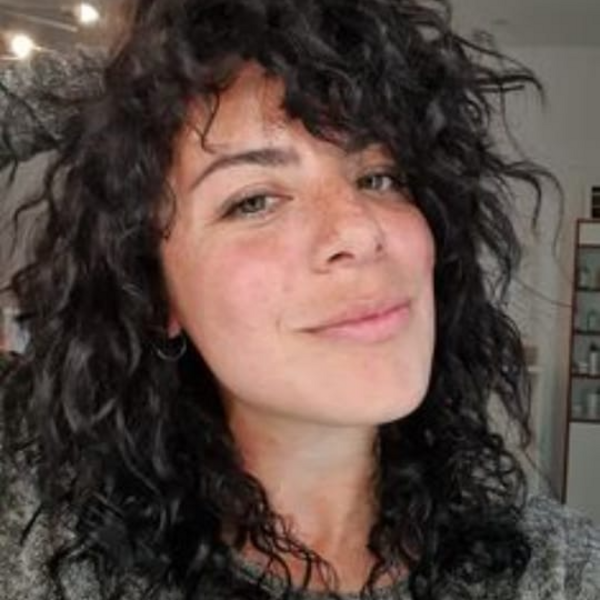 Perfilado de cejas + corte de pelo (Incluye lavado Premium)