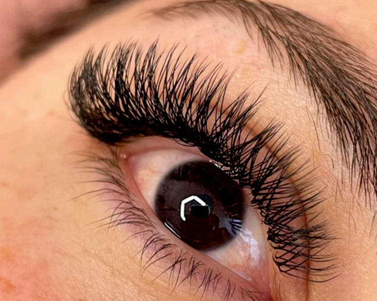 Extensiones  de pestañas hibridas  2D