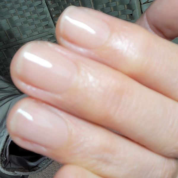 Retiro seguro de esmaltado prolongado y manicure fortalecedora