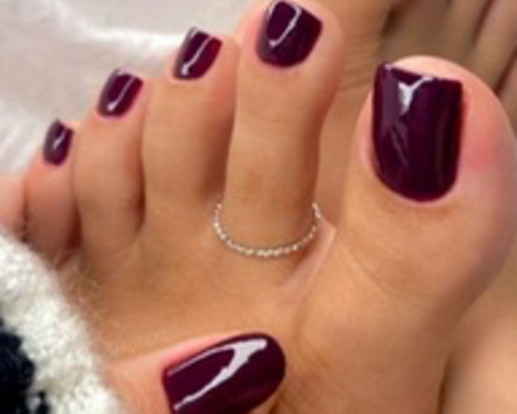 Manicura + Esmaltado Tradicional Tono lisos + Pedicura Tradicional/Permanente Tono liso