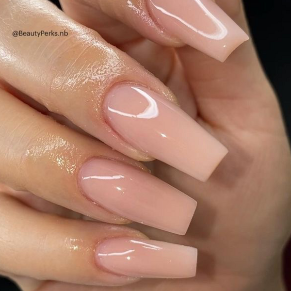 EXTENSION DE UÑAS ACRILICAS EN TONO NATURAL (NUDE)