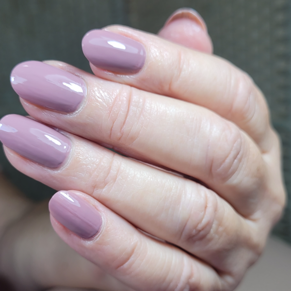 Podología clínica y manicure fortalecedora con esmalte tradicional