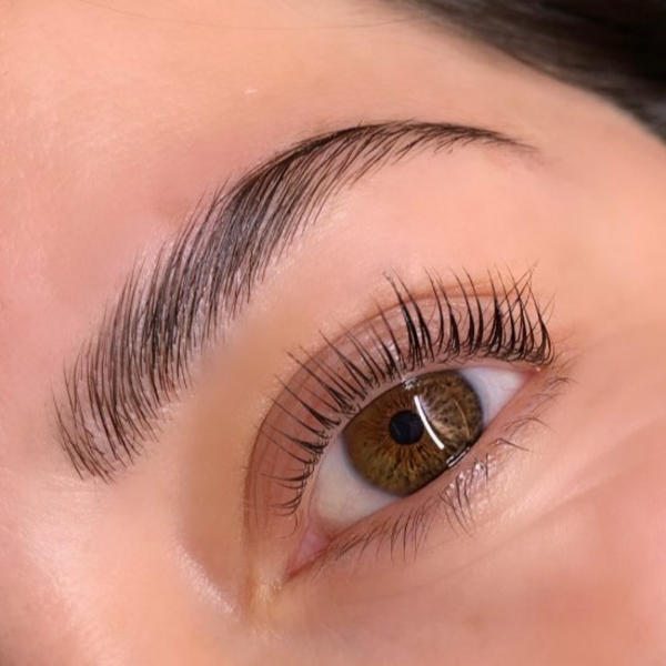 Laminación de cejas (Brow Lamination) 