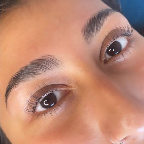 Laminación de cejas (Brow Lamination) 