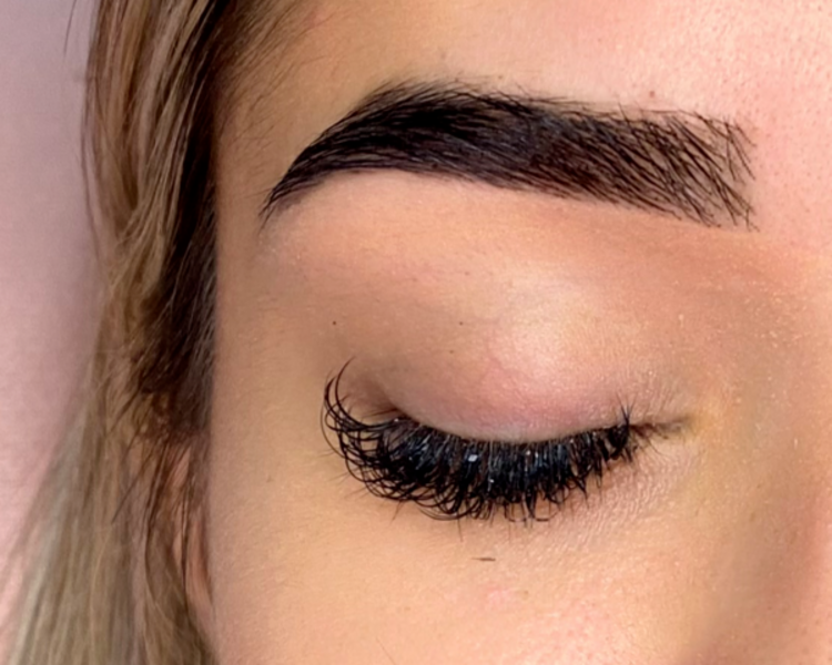 TINTE CON HENNA (incluye diseño y perfilado de cejas )
