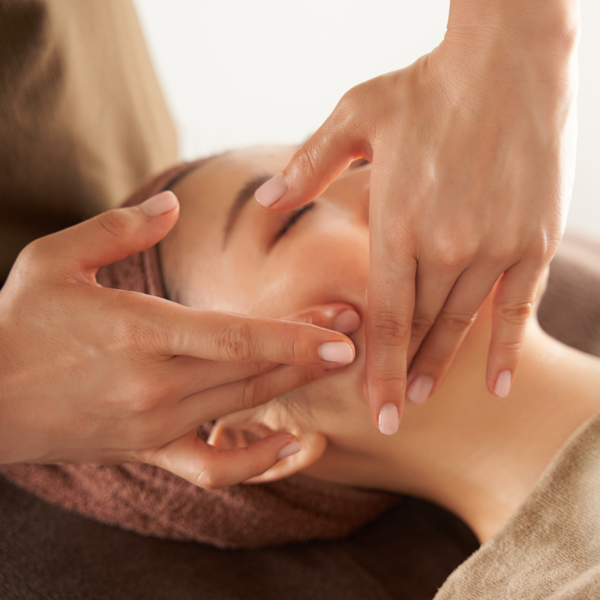 🧖‍♀️ Hidrofacial + Head Spa Capilar Japonés con Camilla Arco de Agua 💦✨