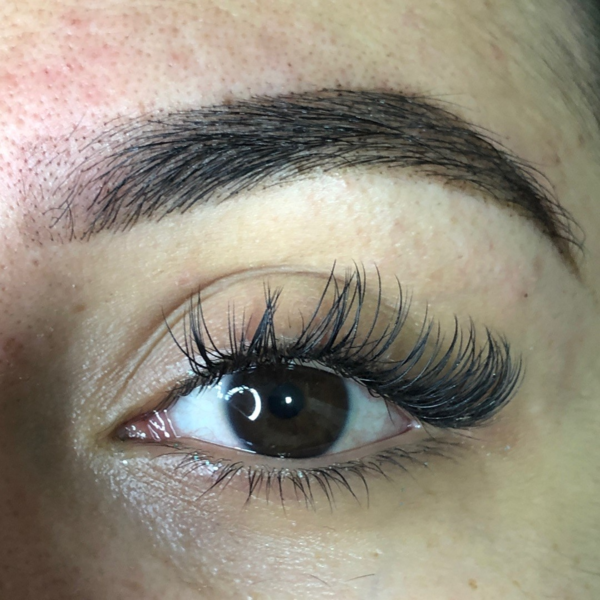 Sombreado temporal de cejas con henna