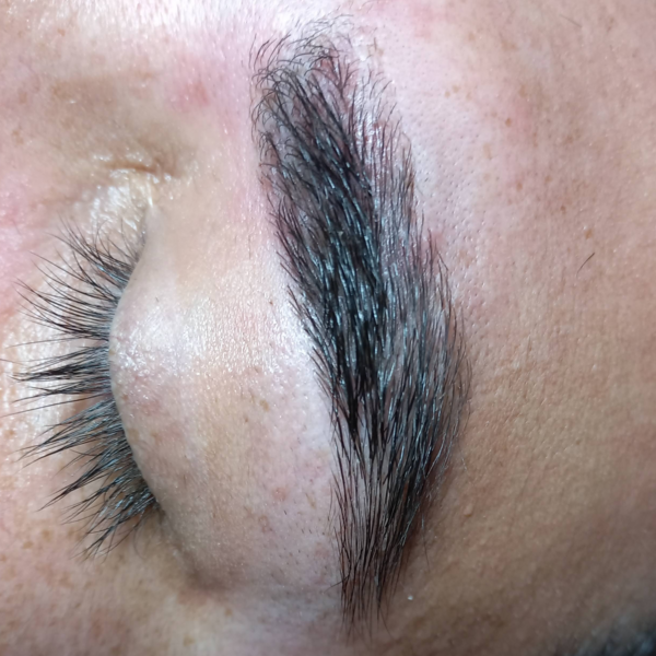 Diseño y perfilado de cejas con hilo 