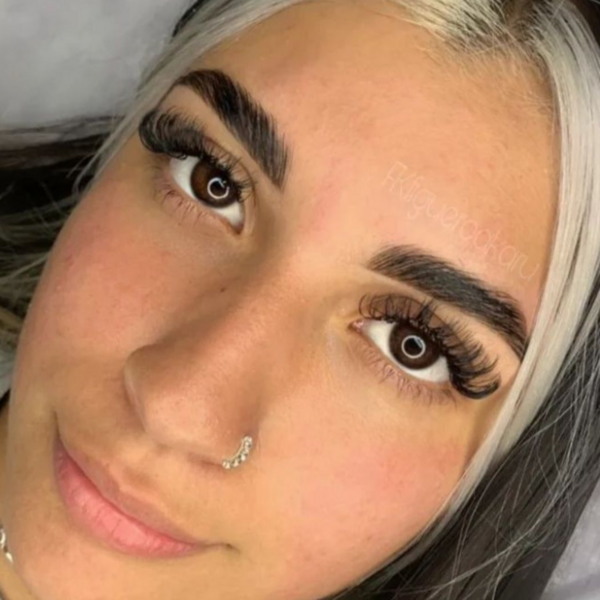 Brow Lamination (Laminado en cejas) con tinte