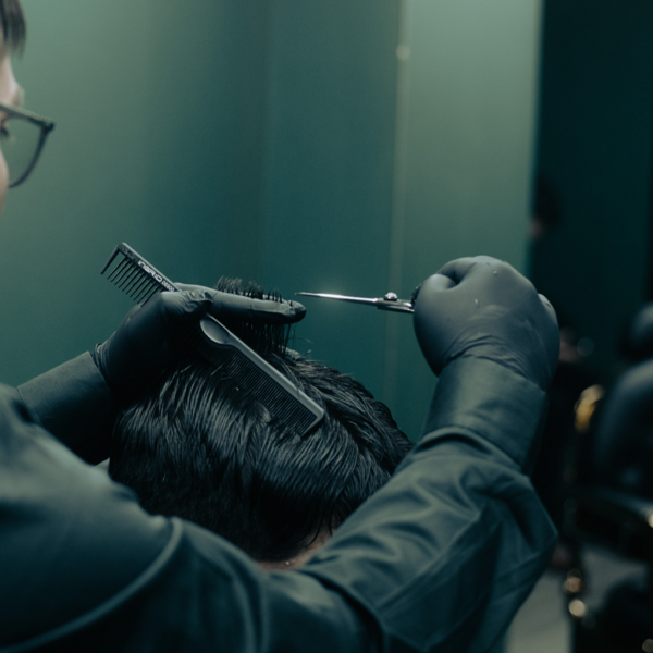 Corte de cabello y perfilado de barba 