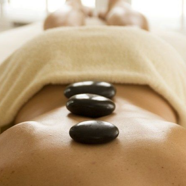 Masaje relajante con piedras volcanicas