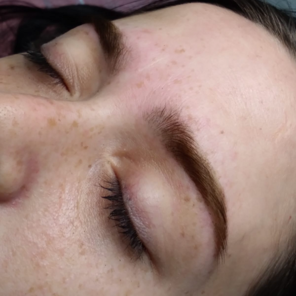 PERFILADO DE CEJAS CON HILO (INCLUYE ENTRECEJO) + TINTURA CON HENNA DE CEJAS