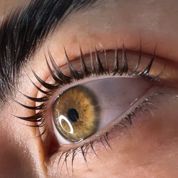 PERFILADO DE CEJAS CON HILO (INCLUYE ENTRECEJO) + LIFTING DE PESTAÑAS SIN TINTE